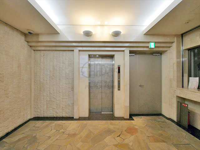 KAISEI本町のエレベーターホール
