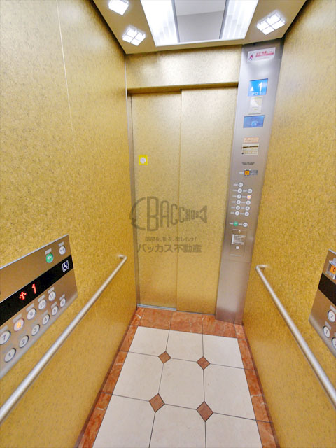 リーガル靭公園南のエレベーター