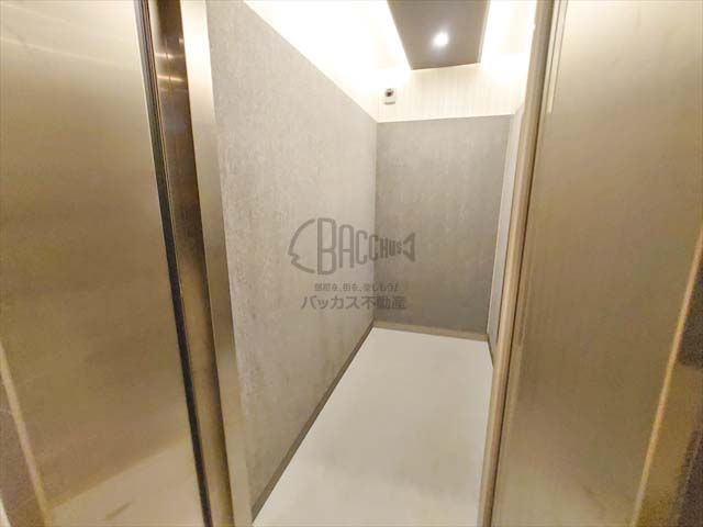 メトローサ南森町エレベーターは奥行き約2メートルもある大型タイプ